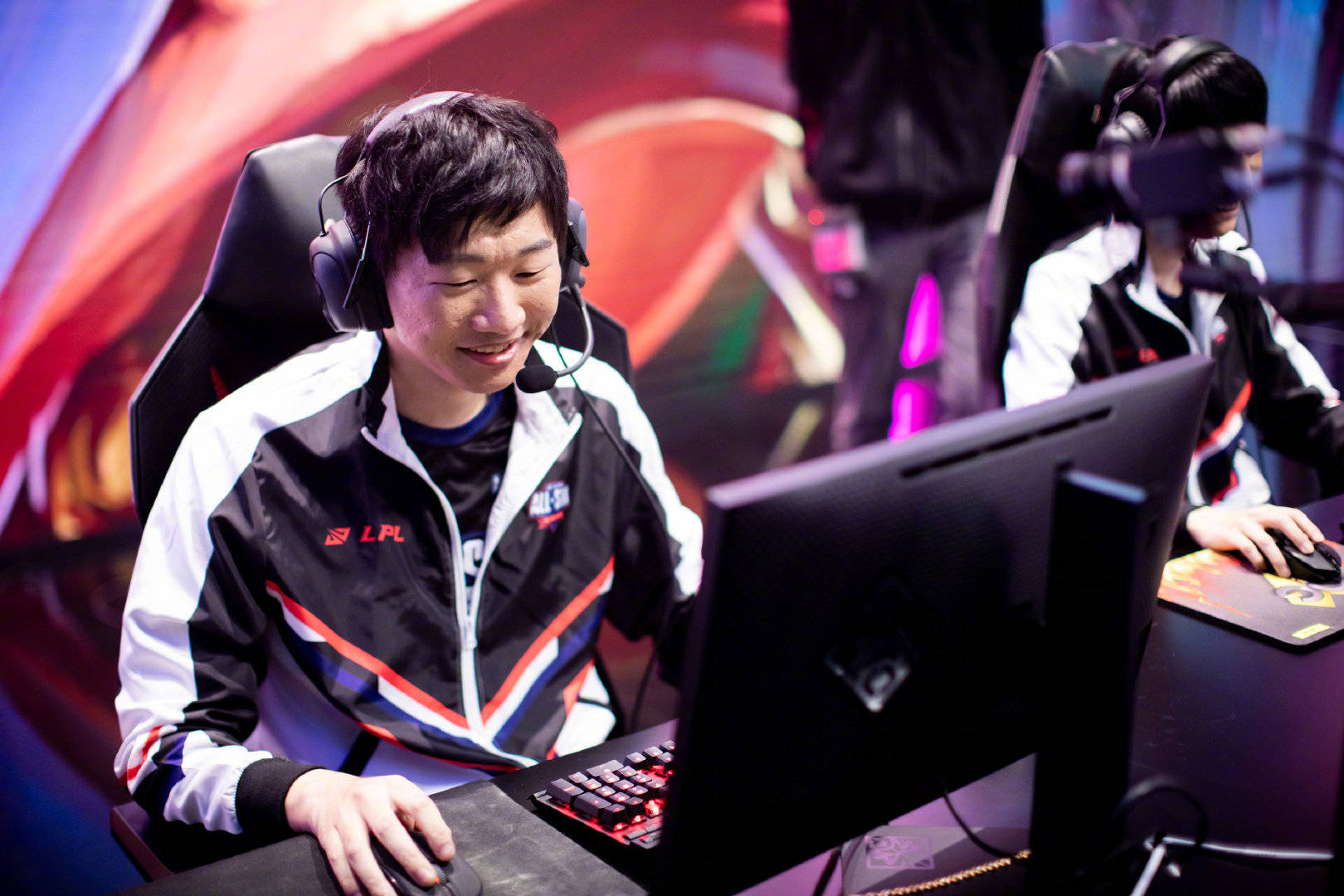 Ning在FPX比赛中战术调整，险胜引发热议！